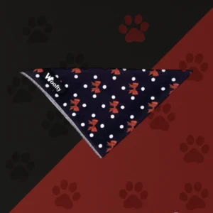 Bandana pour chien Woofty noir à pois blancs et nœuds rouges, triangle léger, lavable, coordonné au reste de la collection.