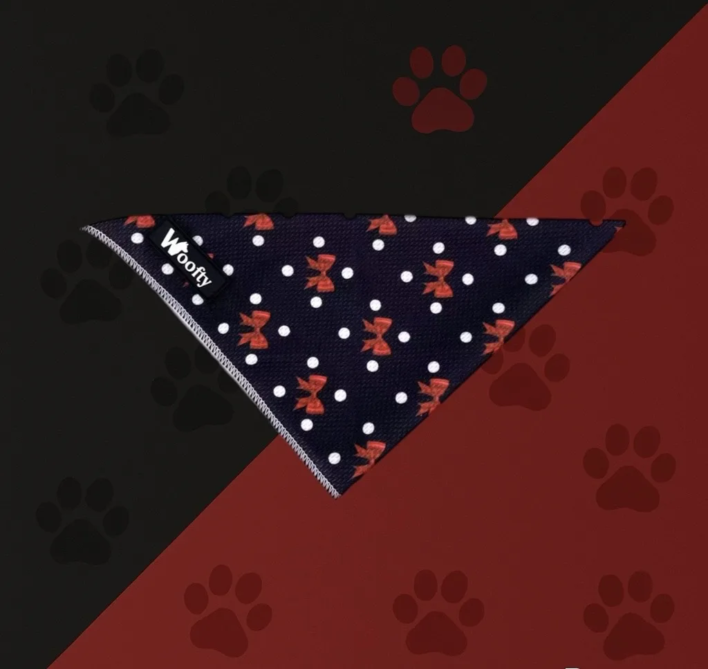 Bandana pour chien Woofty noir à pois blancs et nœuds rouges, triangle léger, lavable, coordonné au reste de la collection.