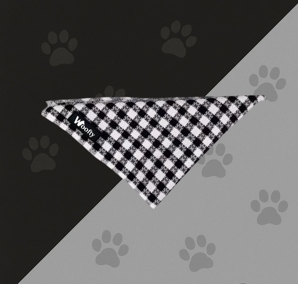 Bandana pour chien Woofty vichy noir blanc, triangle chic et léger, lavable, coordonné au harnais/collier/laisse.