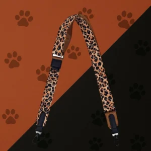 Bandoulière sacoche Woofty léopard caramel, réglable, mousquetons métal noir.