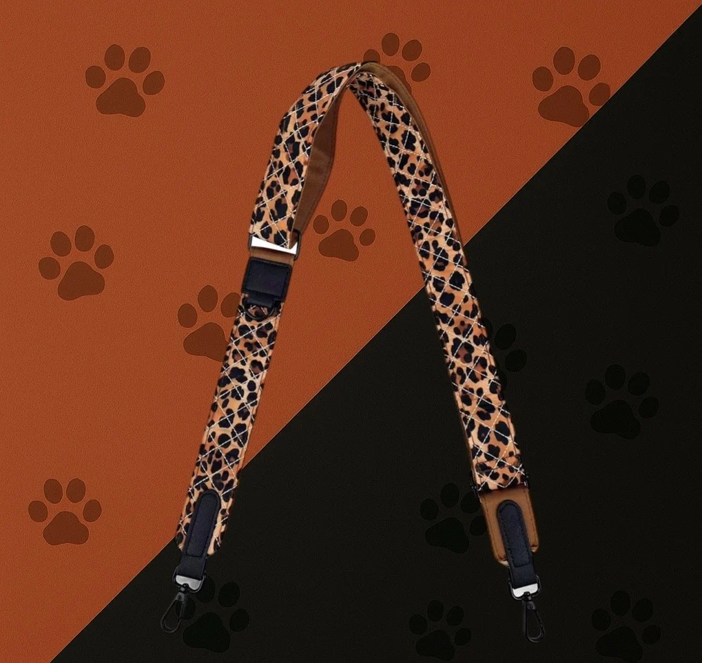 Bandoulière sacoche Woofty léopard caramel, réglable, mousquetons métal noir.