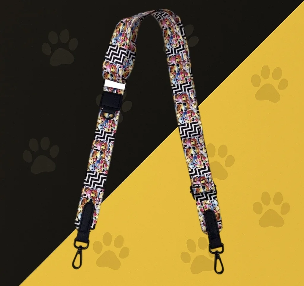 Bandoulière sacoche Woofty chevron noir/blanc avec smileys, réglable, mousquetons métal.