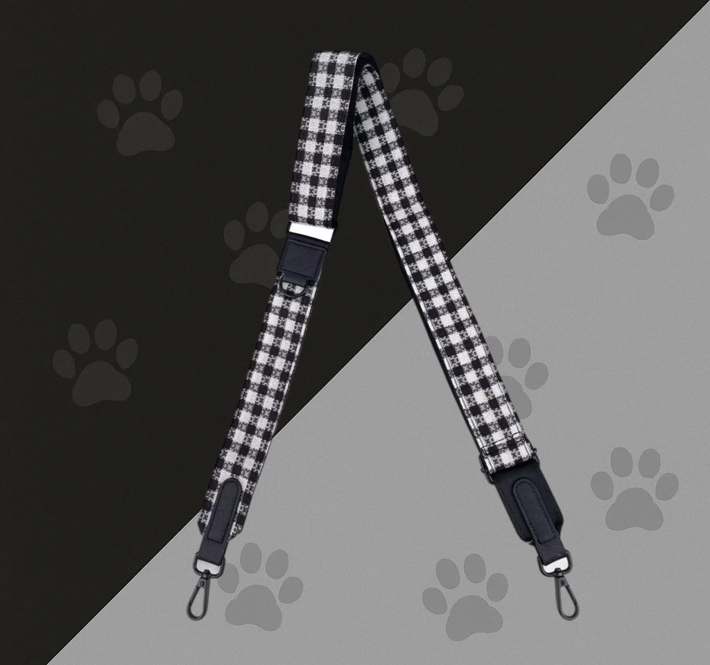 Bandoulière sacoche Woofty vichy noir/blanc, réglable, mousquetons métal noir.
