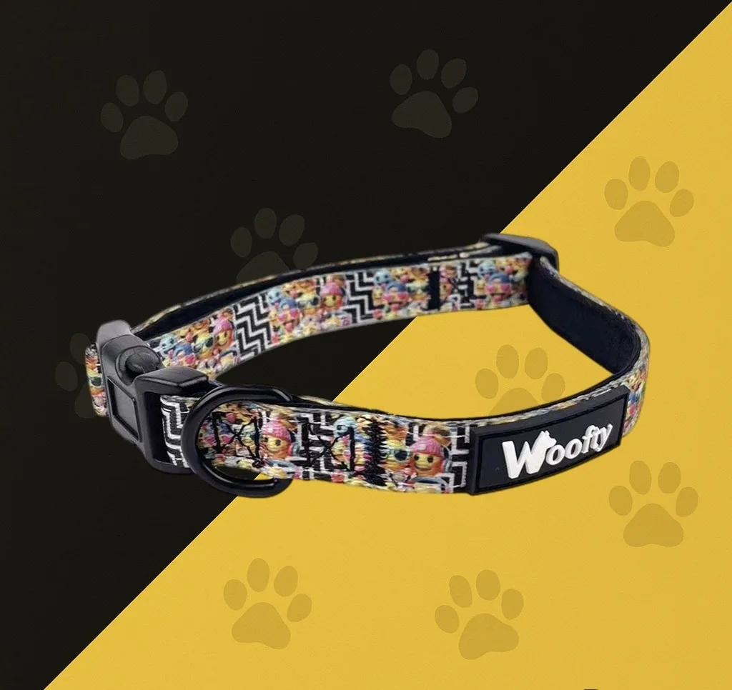 Collier chien Woofty chevron noir/blanc et smileys, réglable, boucle sécurisée, anneau métal noir.