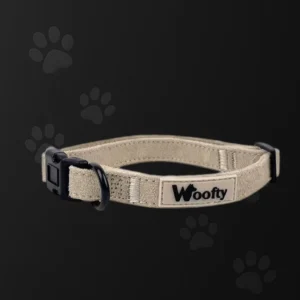 Collier chien Woofty daim sable, bord doux, réglable, boucle sécurisée, anneau métal noir.
