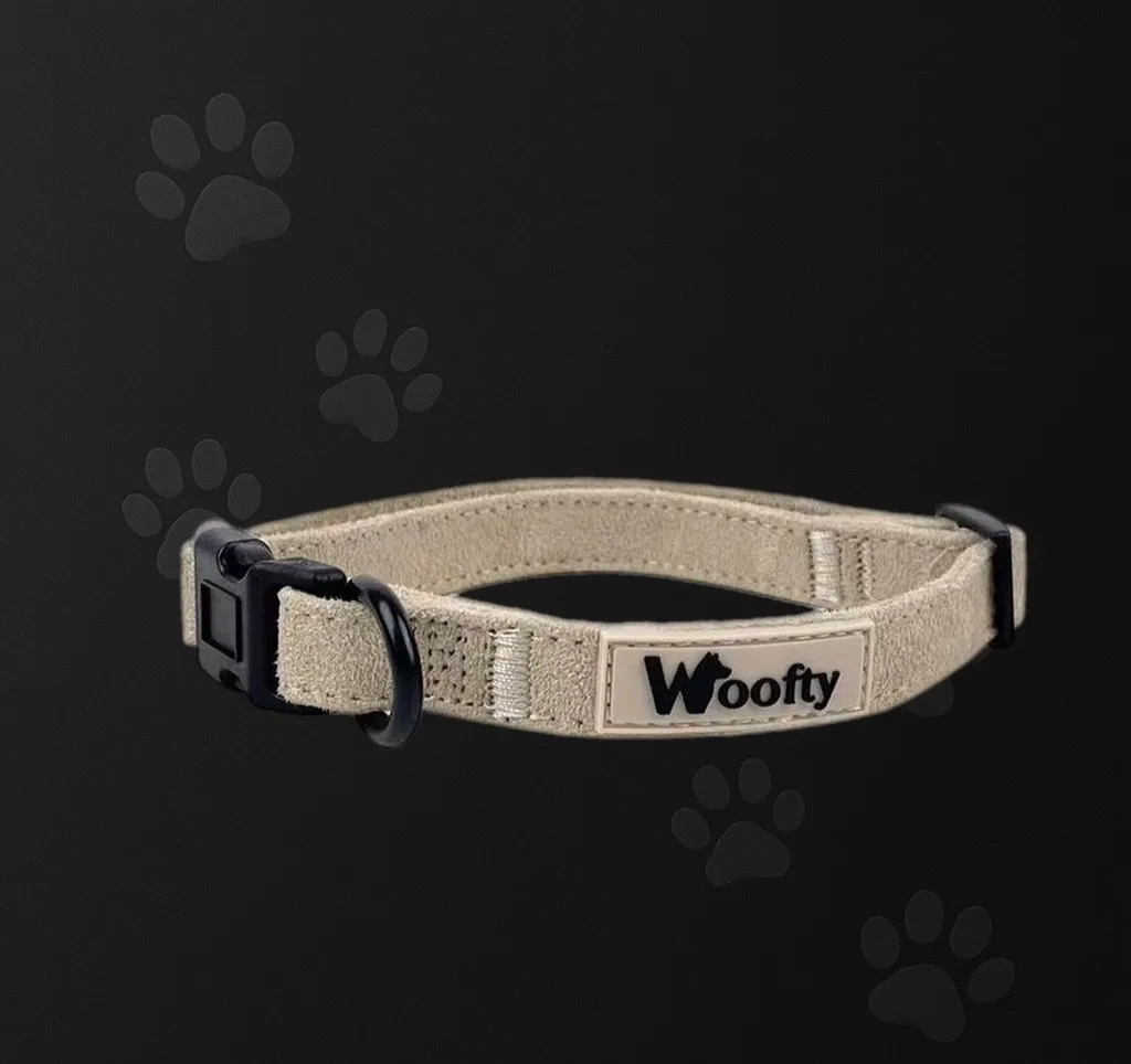 Collier chien Woofty daim sable, bord doux, réglable, boucle sécurisée, anneau métal noir.