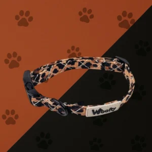 Collier chien Woofty léopard caramel, réglable, boucle sécurisée, anneau métal noir.