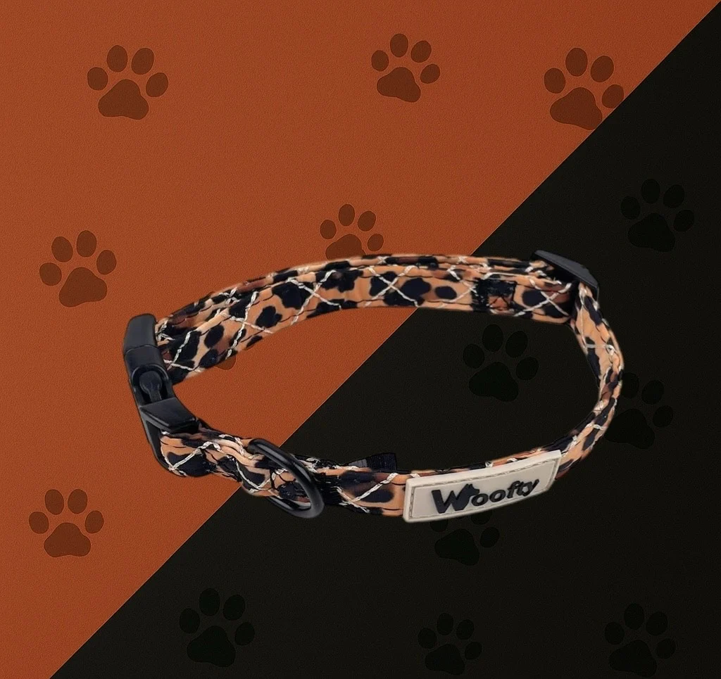 Collier chien Woofty léopard caramel, réglable, boucle sécurisée, anneau métal noir.