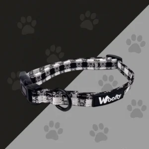 Collier chien Woofty vichy noir/blanc, réglable, boucle sécurisée, anneau métal noir assorti.
