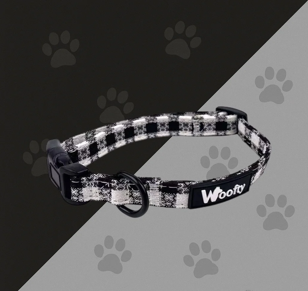 Collier chien Woofty vichy noir/blanc, réglable, boucle sécurisée, anneau métal noir assorti.