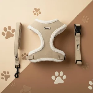 Harnais chien Woofty daim sable, bord sherpa doux, ergonomique, réglable, anneau métal noir.
