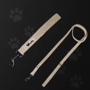 Laisse chien Woofty daim sable, poignée souple, mousqueton métal noir 360°, assortie au harnais.