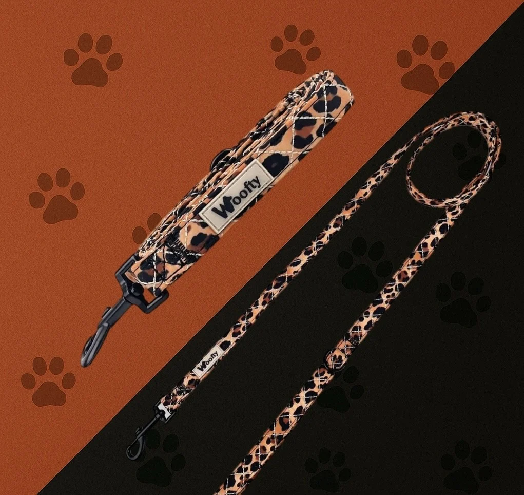 Laisse chien Woofty léopard caramel, prise confortable, mousqueton rotatif 360°.