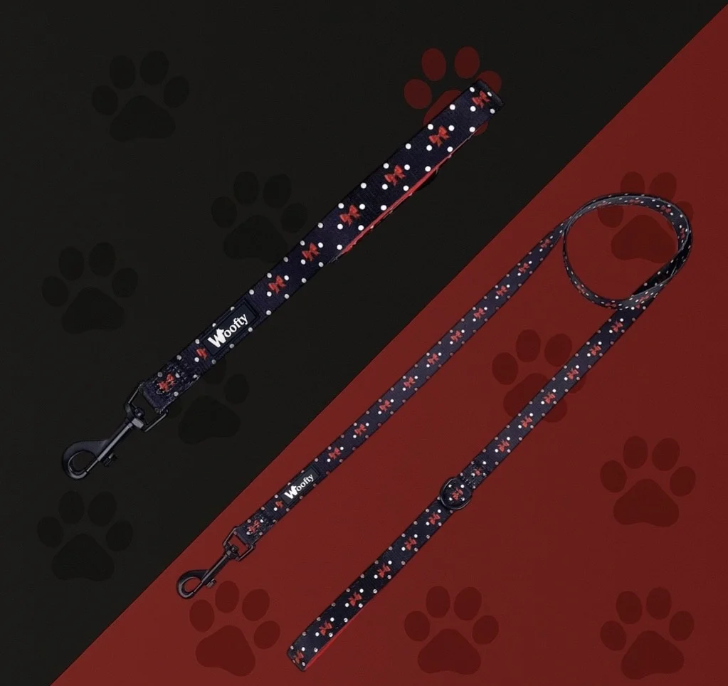 Laisse chien Woofty pois blancs et nœuds rouges, poignée confortable, mousqueton 360°.