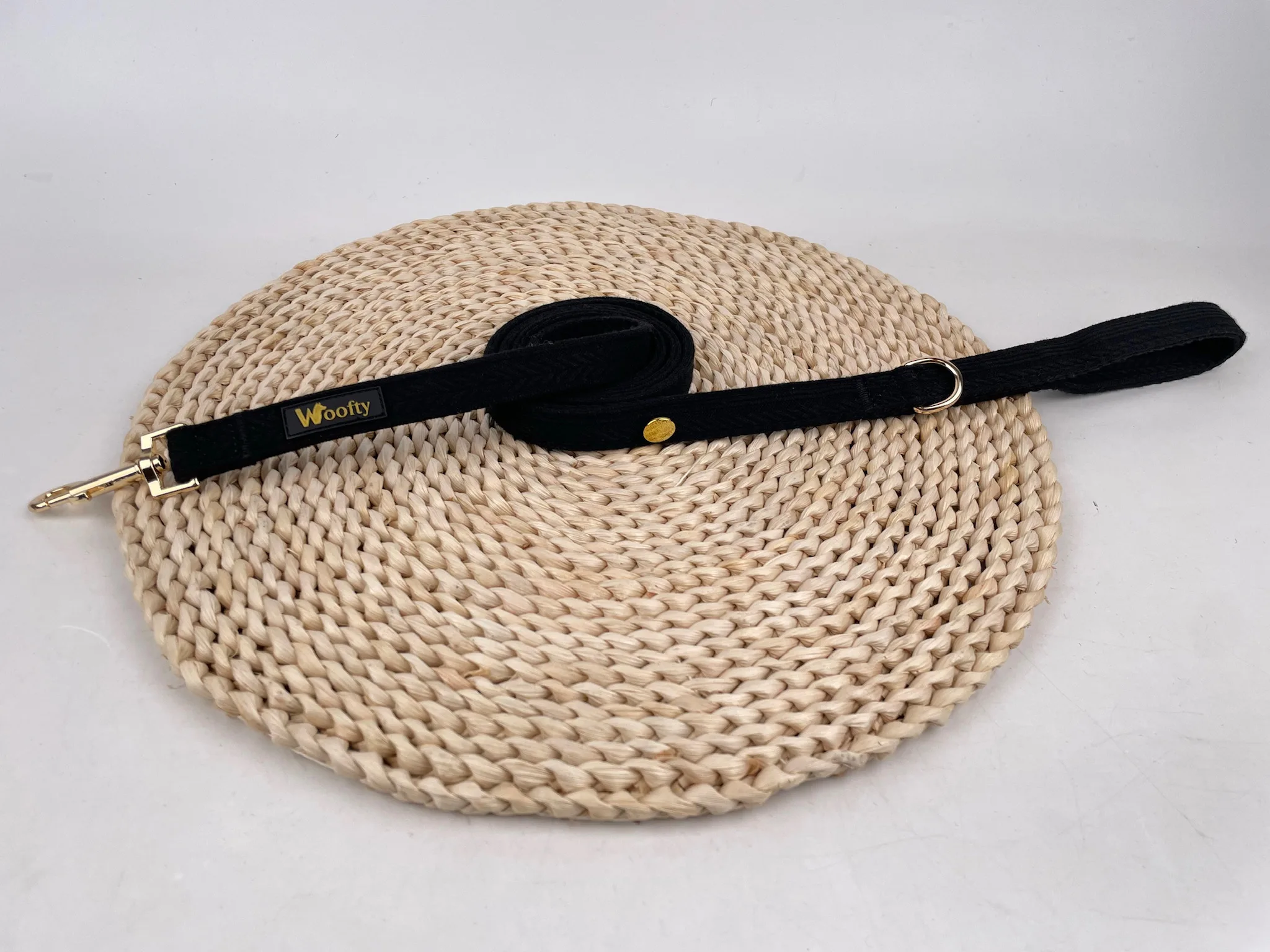 laisse noire subtilement doré